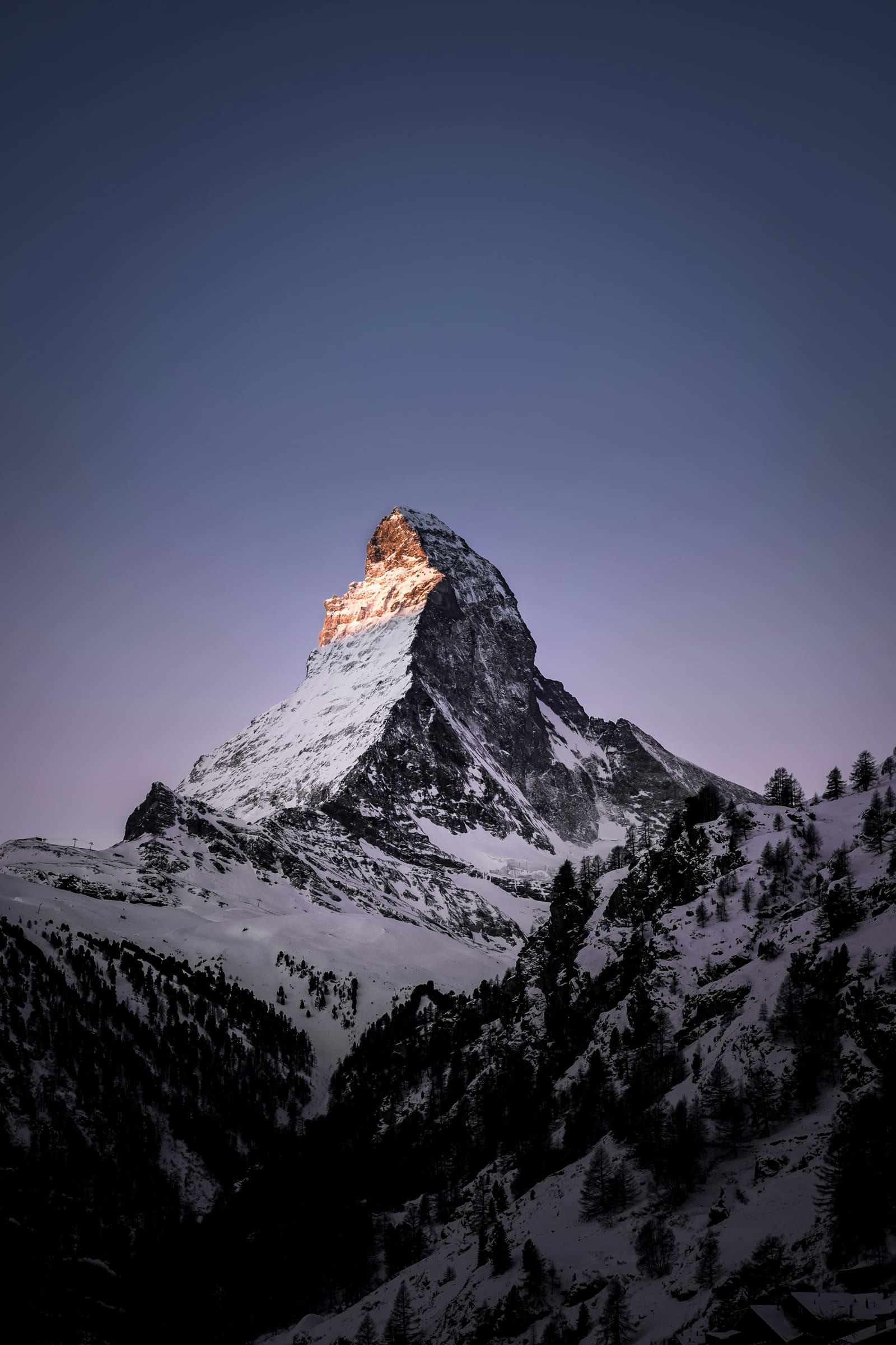 Matterhorn im ersten Morgenlicht, Gipfel leuchtet orange über verschneiten Hängen